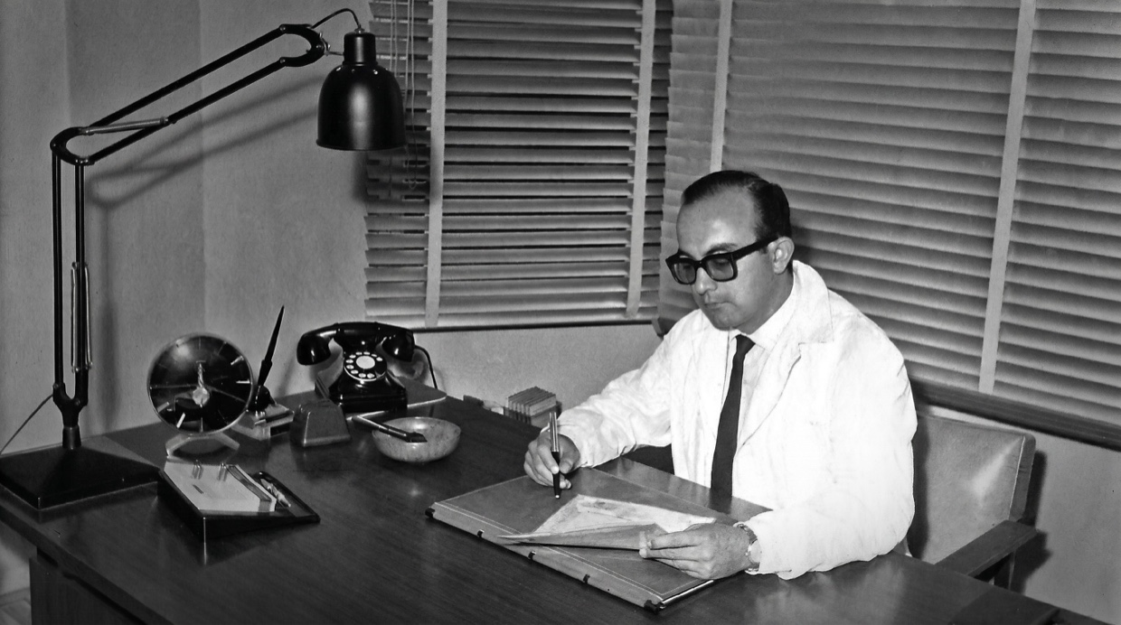 Prof. Alfonso Caycedo en su escritorio · Madrid, 1962 — los orígenes de la sofrología