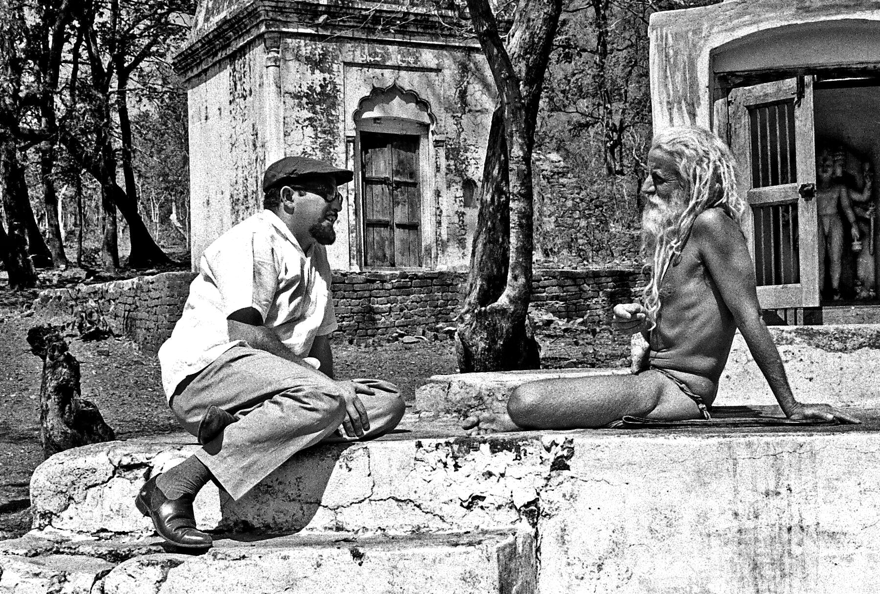 Alfonso Caycedo con Swami Karunananda en la India